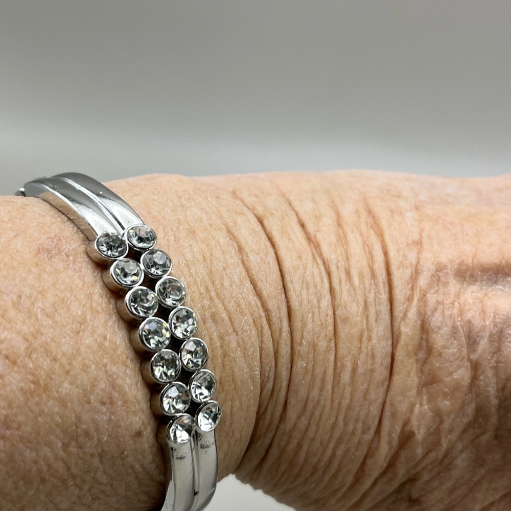 Elegant Silver Hinged Crystal Bracelet - Picture 5 of 6
